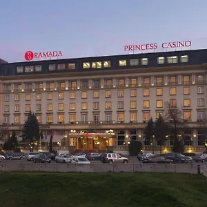Ramada By Wyndham Trimontium מלון